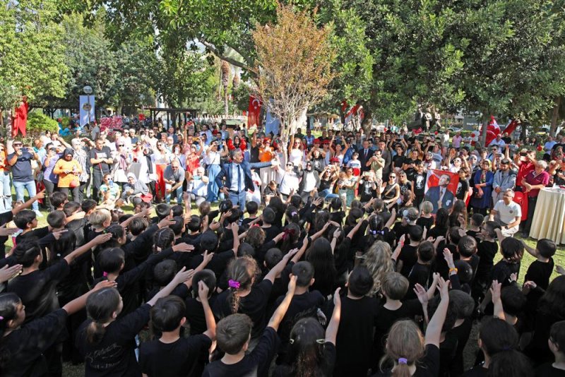 Cumhuriyet’in 100’üncü yılında atatürk anıtı açıldı
