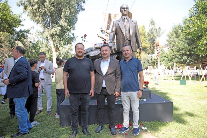 Cumhuriyet’in 100’üncü yılında atatürk anıtı açıldı