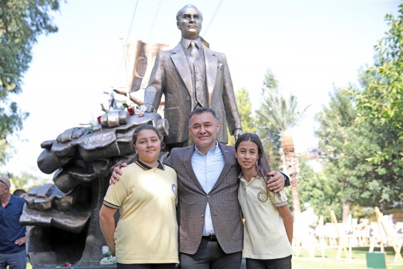 Cumhuriyet’in 100’üncü yılında atatürk anıtı açıldı