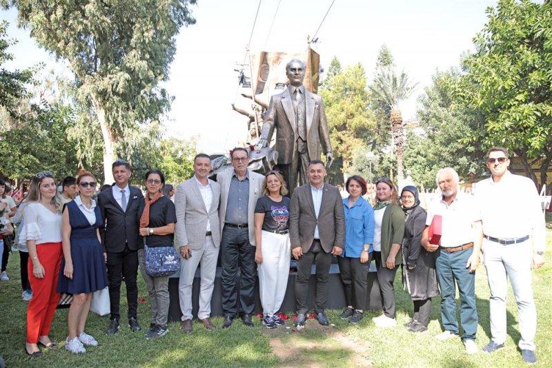 Cumhuriyet’in 100’üncü yılında atatürk anıtı açıldı