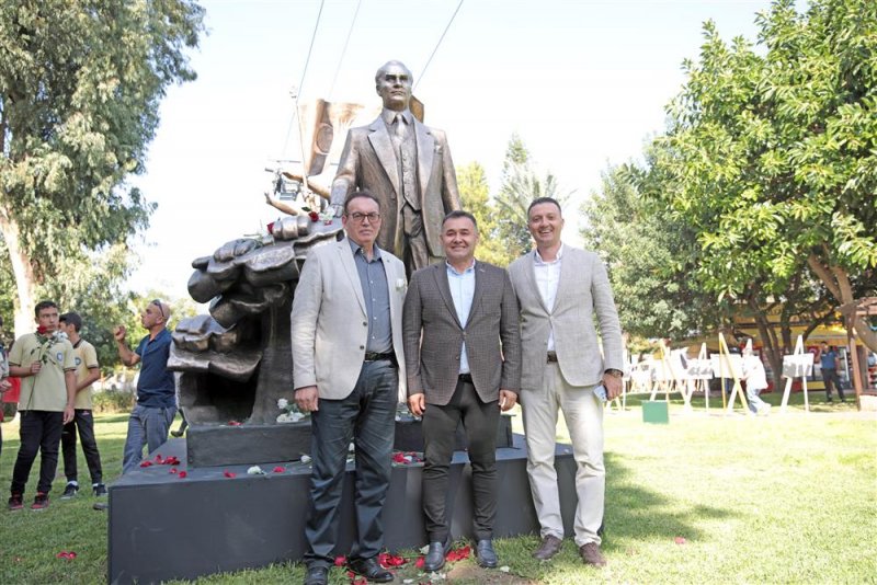 Cumhuriyet’in 100’üncü yılında atatürk anıtı açıldı