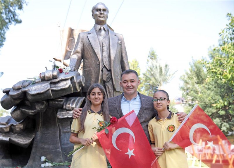 Cumhuriyet’in 100’üncü yılında atatürk anıtı açıldı