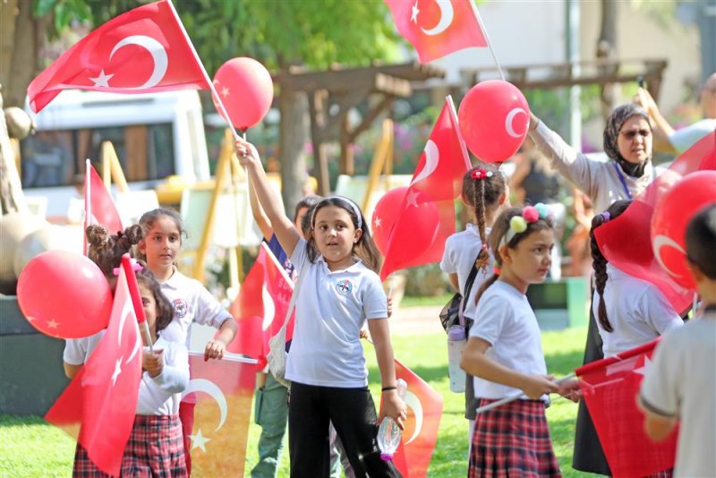 Cumhuriyet’in 100’üncü yılında atatürk anıtı açıldı