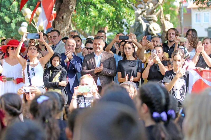 Cumhuriyet’in 100’üncü yılında atatürk anıtı açıldı
