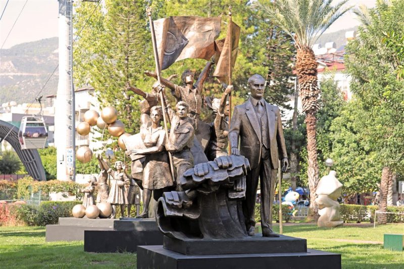 Cumhuriyet’in 100’üncü yılında atatürk anıtı açıldı