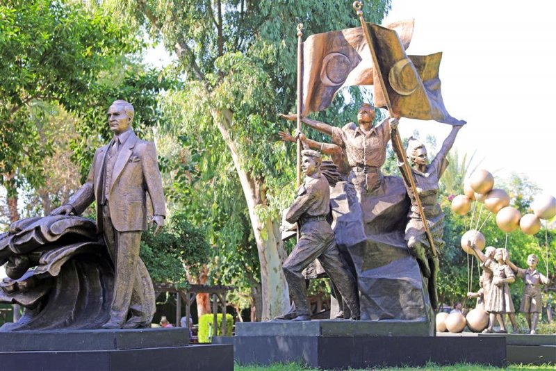 Cumhuriyet’in 100’üncü yılında atatürk anıtı açıldı