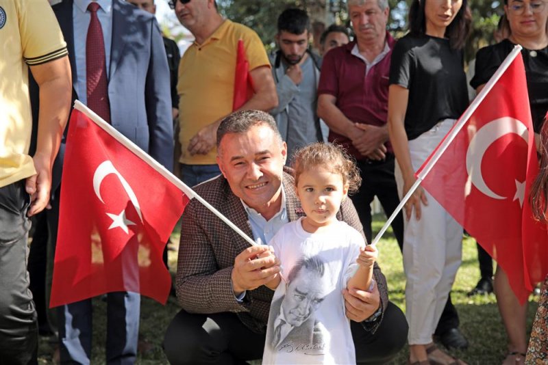 Cumhuriyet’in 100’üncü yılında atatürk anıtı açıldı