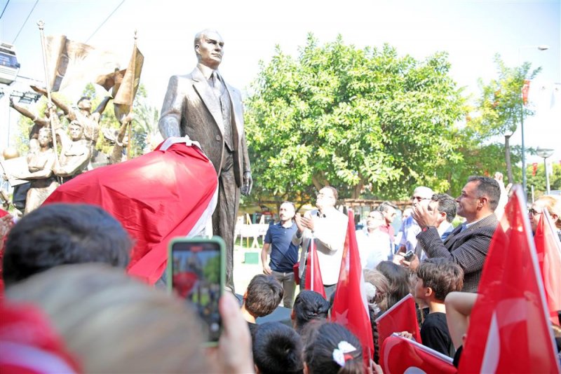 Cumhuriyet’in 100’üncü yılında atatürk anıtı açıldı