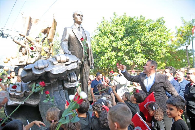 Cumhuriyet’in 100’üncü yılında atatürk anıtı açıldı