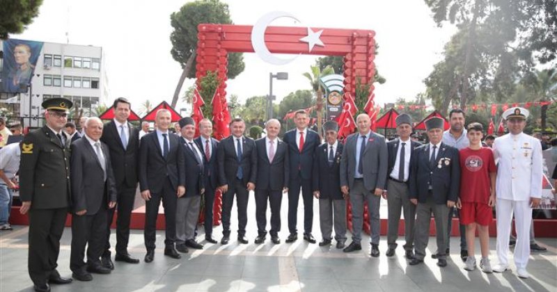 Cumhuriyetimizin 100. yılında alanya bayramları sergisi anıt önünde ziyarete açıldı