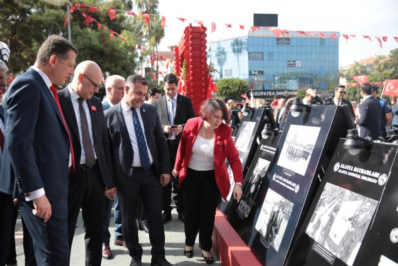 Cumhuriyetimizin 100. yılında alanya bayramları sergisi anıt önünde ziyarete açıldı