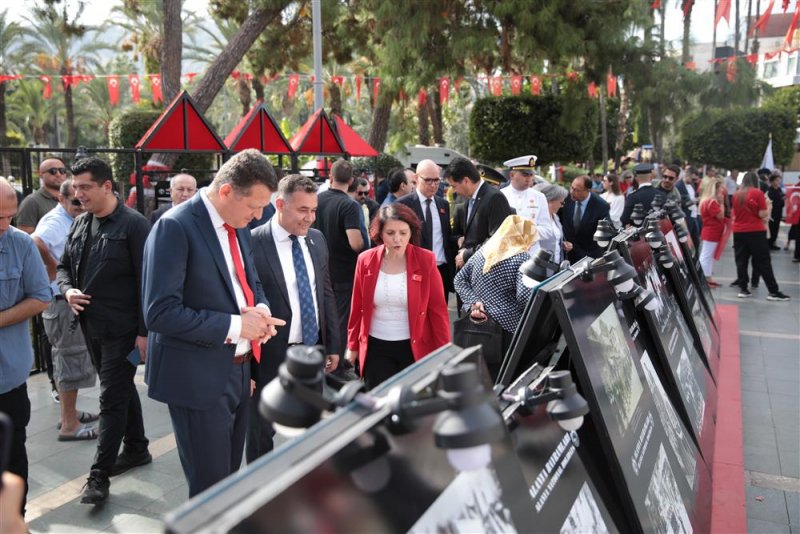Cumhuriyetimizin 100. yılında alanya bayramları sergisi anıt önünde ziyarete açıldı