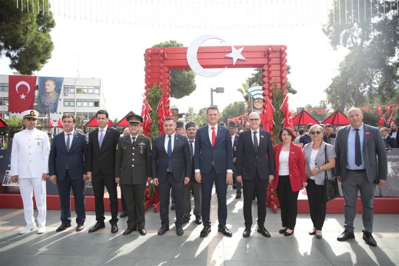 Cumhuriyetimizin 100. yılında alanya bayramları sergisi anıt önünde ziyarete açıldı