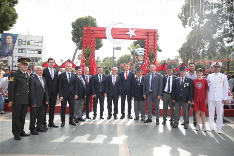 Cumhuriyetimizin 100. yılında alanya bayramları sergisi anıt önünde ziyarete açıldı