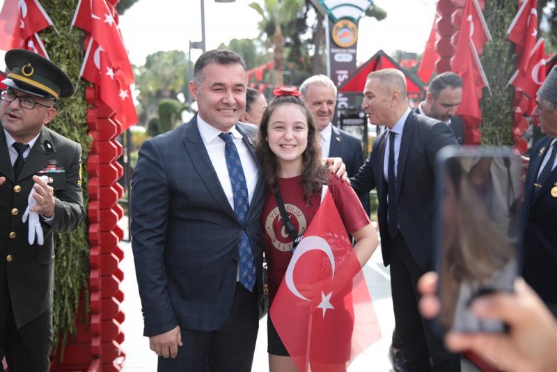 Cumhuriyetimizin 100. yılında alanya bayramları sergisi anıt önünde ziyarete açıldı