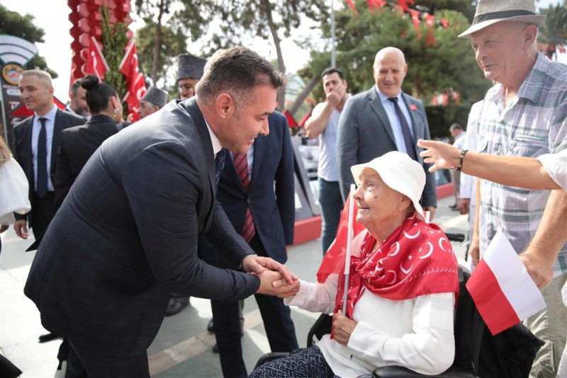 Cumhuriyetimizin 100. yılında alanya bayramları sergisi anıt önünde ziyarete açıldı