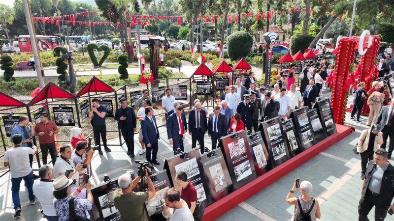 Cumhuriyetimizin 100. yılında alanya bayramları sergisi anıt önünde ziyarete açıldı