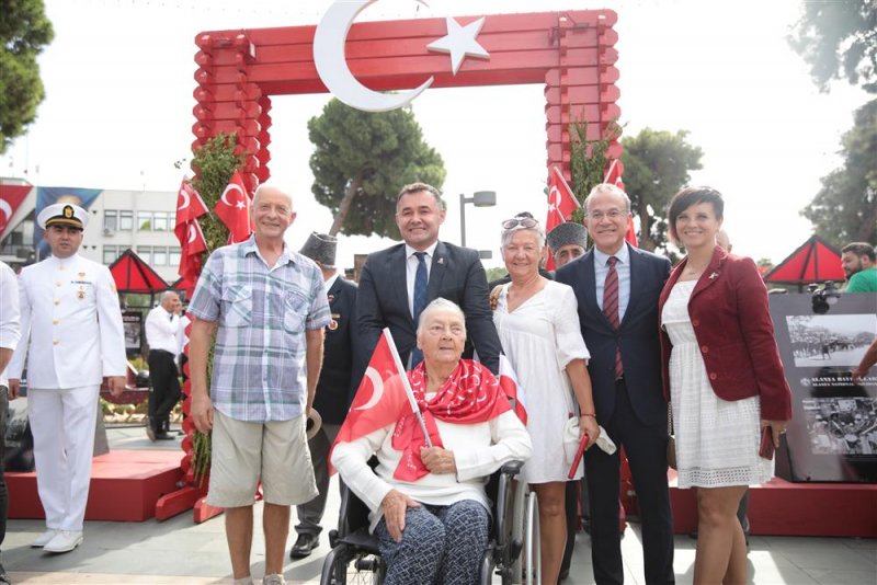 Cumhuriyetimizin 100. yılında alanya bayramları sergisi anıt önünde ziyarete açıldı