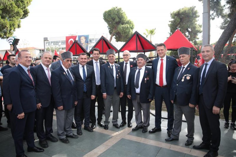 Cumhuriyetimizin 100. yılında alanya bayramları sergisi anıt önünde ziyarete açıldı