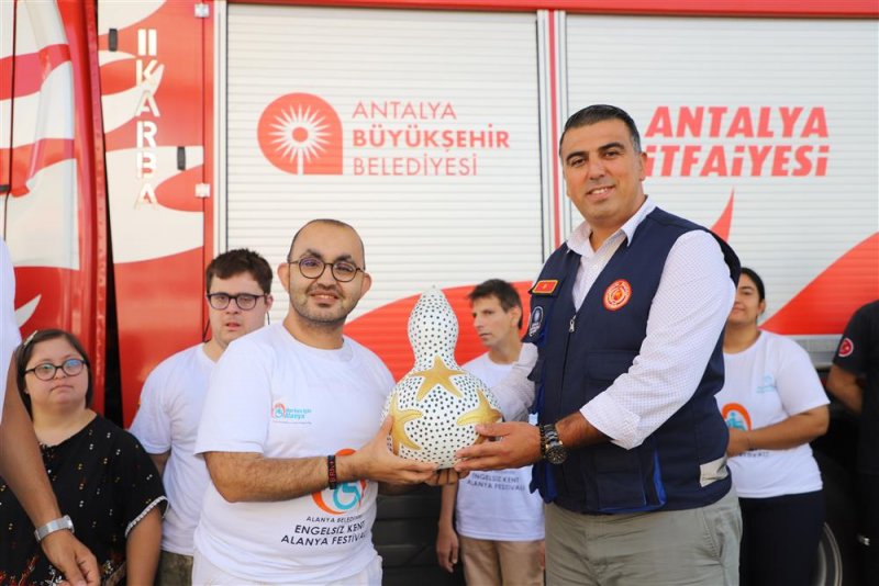 Engelli bireyler itfaiyeyi tanıdı yangın ve acil durum eğitimi verildi