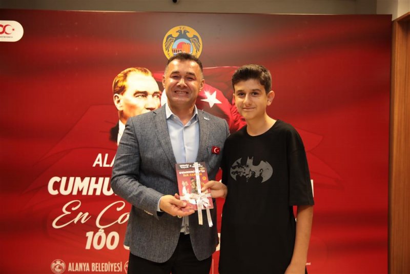 Kitap kurtları başkan yücel tarafından ödüllendirildi