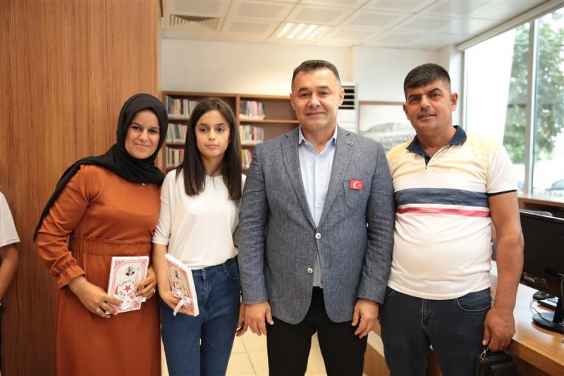 Kitap kurtları başkan yücel tarafından ödüllendirildi