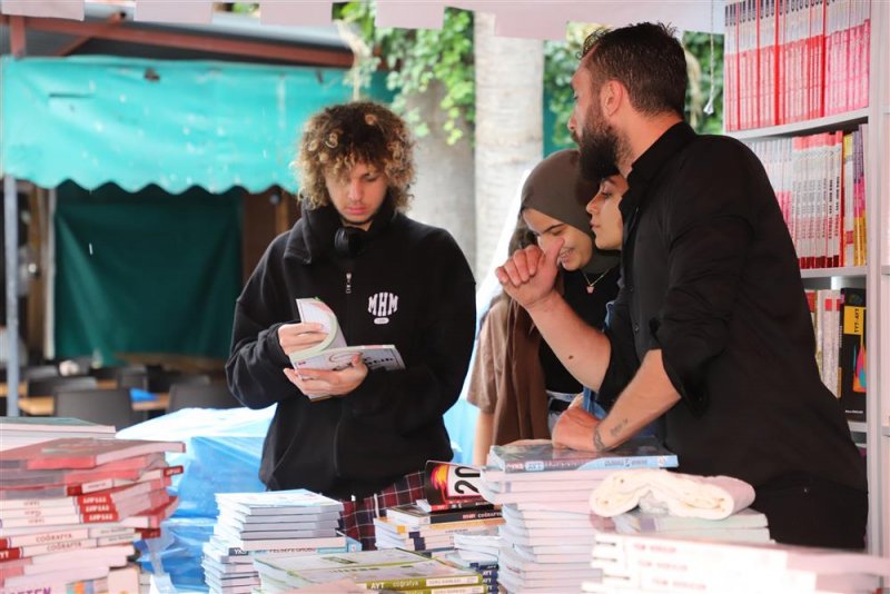 Öğrenciler alanya belediyesi ucuz kitap fuarı’nda kitaplarla buluştular