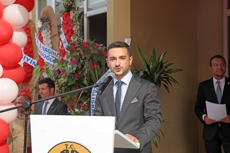 Sami bekar ilkokulu’nun açılışı gerçekleştirildi başkan yücel’e eğitime desteği için teşekkür plaketi verildi