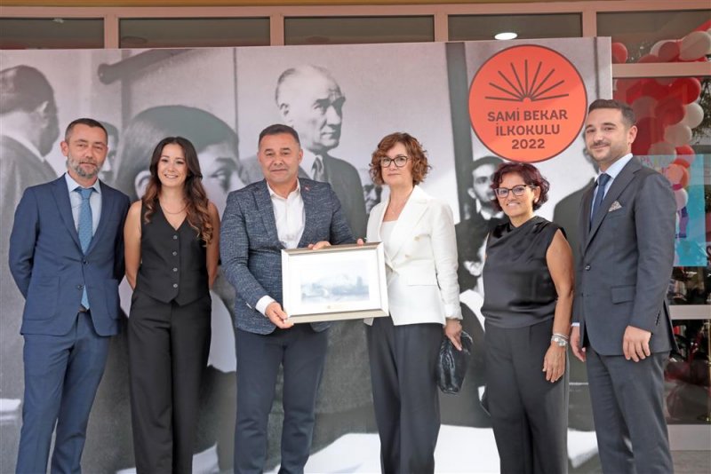 Sami bekar ilkokulu’nun açılışı gerçekleştirildi başkan yücel’e eğitime desteği için teşekkür plaketi verildi