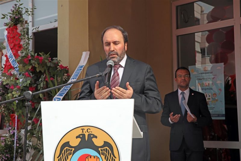 Sami bekar ilkokulu’nun açılışı gerçekleştirildi başkan yücel’e eğitime desteği için teşekkür plaketi verildi