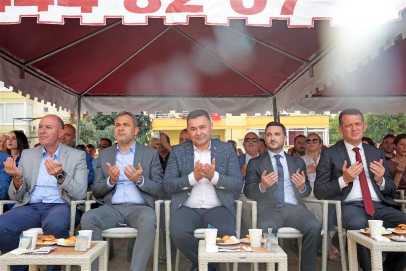 Sami bekar ilkokulu’nun açılışı gerçekleştirildi başkan yücel’e eğitime desteği için teşekkür plaketi verildi