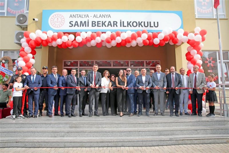 Sami bekar ilkokulu’nun açılışı gerçekleştirildi başkan yücel’e eğitime desteği için teşekkür plaketi verildi