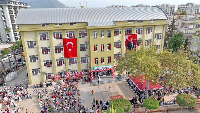 Sami bekar ilkokulu’nun açılışı gerçekleştirildi başkan yücel’e eğitime desteği için teşekkür plaketi verildi