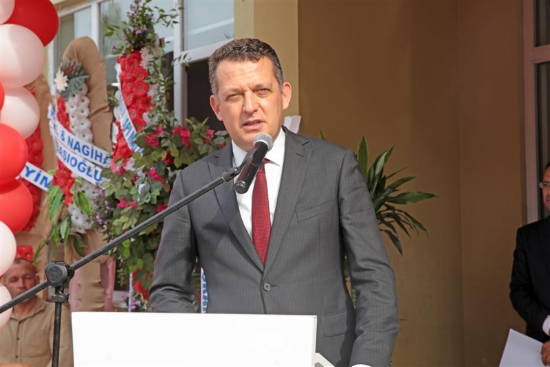 Sami bekar ilkokulu’nun açılışı gerçekleştirildi başkan yücel’e eğitime desteği için teşekkür plaketi verildi