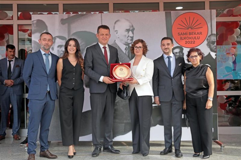 Sami bekar ilkokulu’nun açılışı gerçekleştirildi başkan yücel’e eğitime desteği için teşekkür plaketi verildi