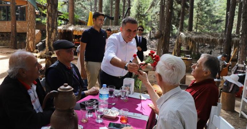 Tevfik hoca evi müdavimleri 1 ekim yaşlılar günü’nde kahvaltıda bir araya geldi