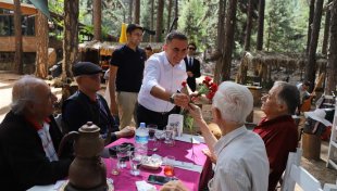 Tevfik hoca evi müdavimleri 1 ekim yaşlılar günü’nde kahvaltıda bir araya geldi