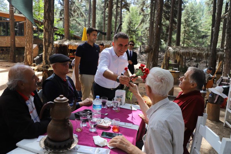 Tevfik hoca evi müdavimleri 1 ekim yaşlılar günü’nde kahvaltıda bir araya geldi