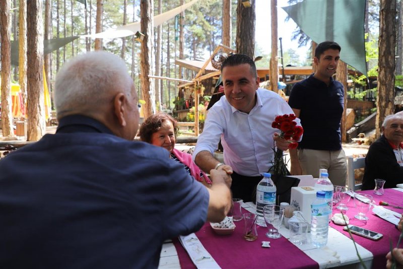Tevfik hoca evi müdavimleri 1 ekim yaşlılar günü’nde kahvaltıda bir araya geldi