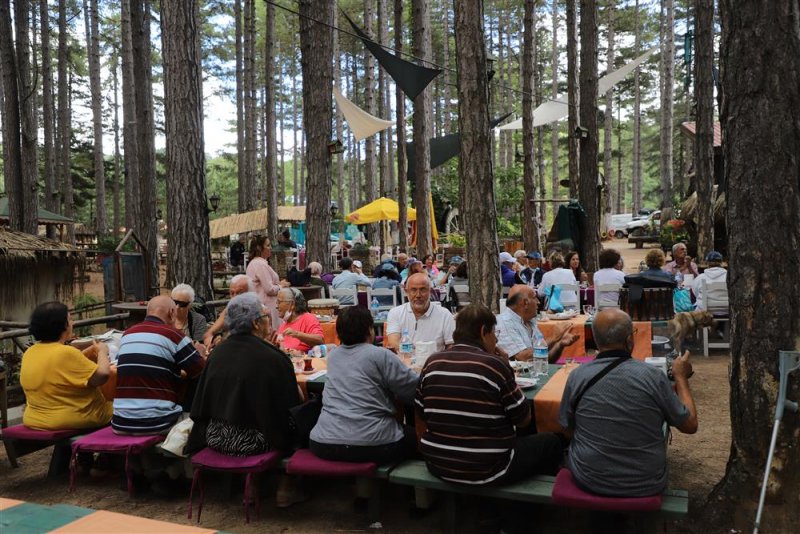 Tevfik hoca evi müdavimleri 1 ekim yaşlılar günü’nde kahvaltıda bir araya geldi