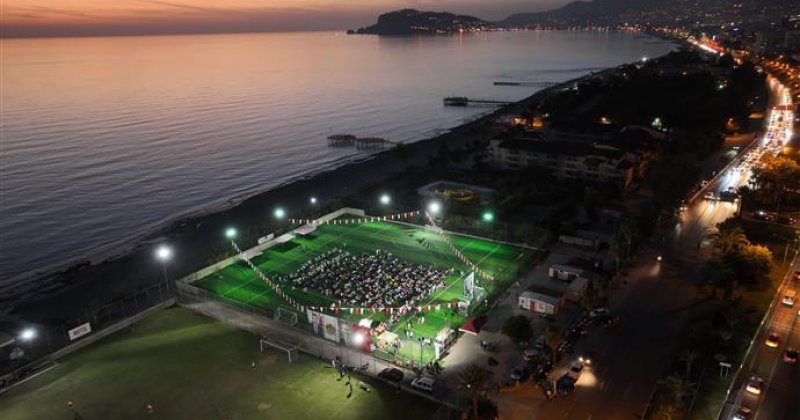 Üniversite öğrencileri alanya belediyesi’nin sinema gecesi’nde buluştu
