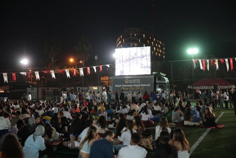 Üniversite öğrencileri alanya belediyesi’nin sinema gecesi’nde buluştu