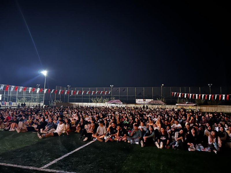Üniversite öğrencileri alanya belediyesi’nin sinema gecesi’nde buluştu
