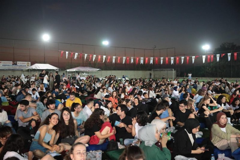 Üniversite öğrencileri alanya belediyesi’nin sinema gecesi’nde buluştu