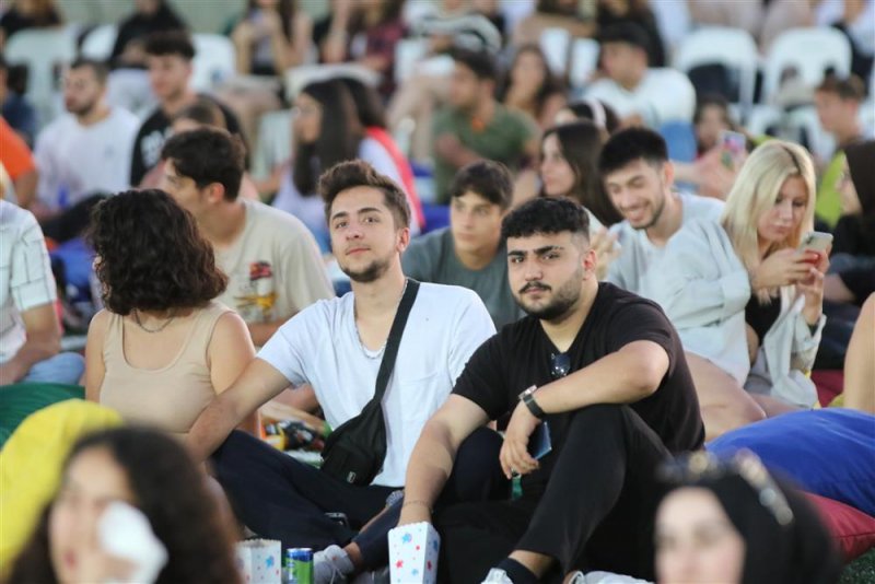 Üniversite öğrencileri alanya belediyesi’nin sinema gecesi’nde buluştu
