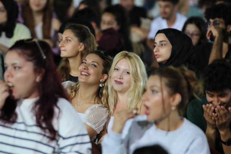 Üniversite öğrencileri alanya belediyesi’nin sinema gecesi’nde buluştu