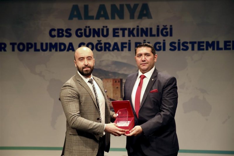 Afetlere dirençli bir toplumda coğrafi bilgi sistemlerinin rolü ve önemi konferansı gerçekleştirildi - başkan yücel: bilime, teknolojiye uygun depreme dayanıklı binalar üreteceğiz