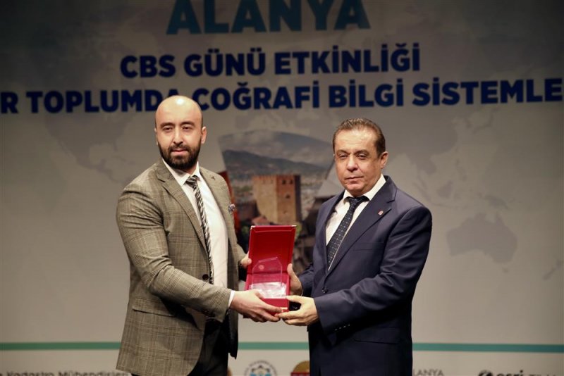 Afetlere dirençli bir toplumda coğrafi bilgi sistemlerinin rolü ve önemi konferansı gerçekleştirildi - başkan yücel: bilime, teknolojiye uygun depreme dayanıklı binalar üreteceğiz