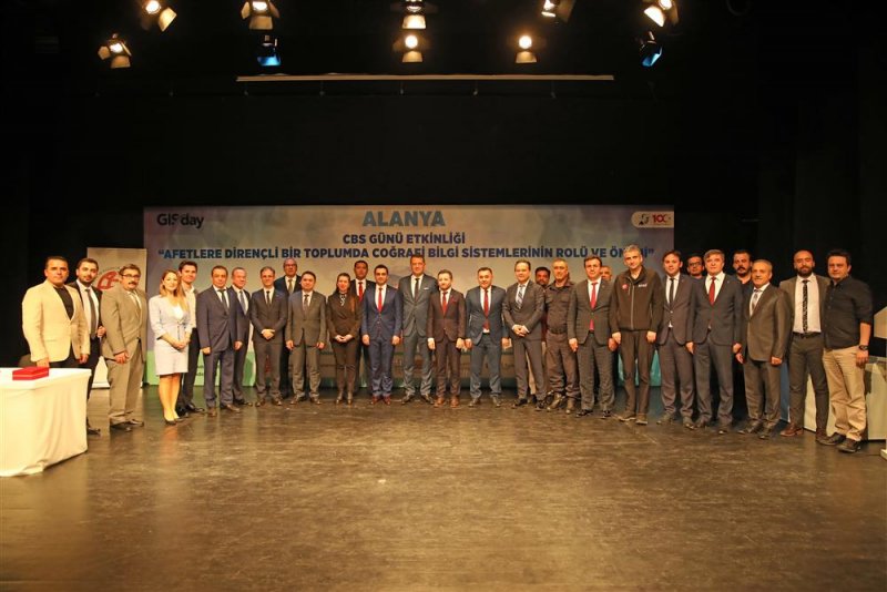 Afetlere dirençli bir toplumda coğrafi bilgi sistemlerinin rolü ve önemi konferansı gerçekleştirildi - başkan yücel: bilime, teknolojiye uygun depreme dayanıklı binalar üreteceğiz