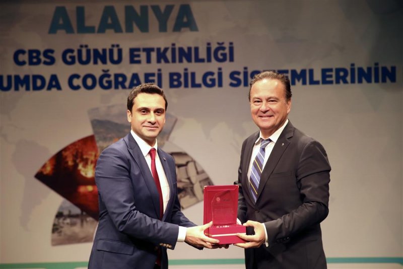 Afetlere dirençli bir toplumda coğrafi bilgi sistemlerinin rolü ve önemi konferansı gerçekleştirildi - başkan yücel: bilime, teknolojiye uygun depreme dayanıklı binalar üreteceğiz